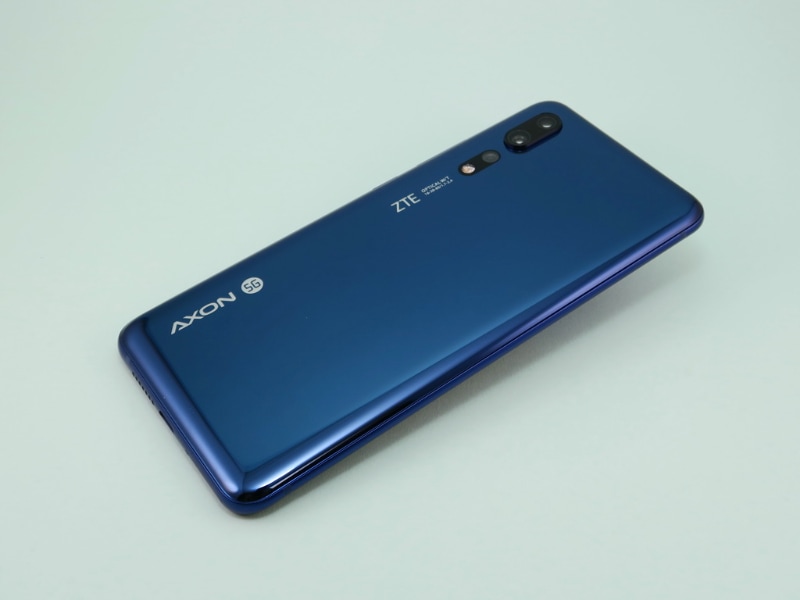 背面は光沢感のある仕上げで、側面の部分は湾曲した形状。あまり大きくなく、持ちやすい