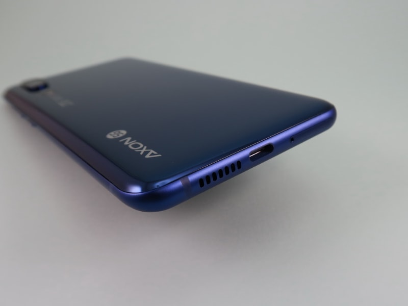 下部にはUSB Type-C外部接続端子、SIMカードスロットを備える。3.5mmイヤホン端子はない