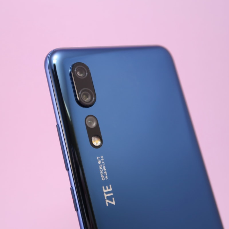 背面にはAIトリプルカメラを搭載。上から順に望遠カメラ、広角カメラ、超広角カメラが並ぶ