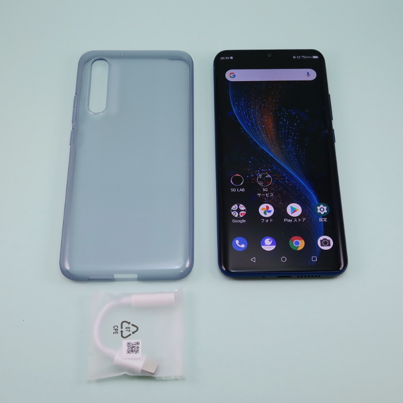 パッケージにはUSB Type-C to 3.5mm変換ケーブル、クリアケースが同梱される。クリアケースは少し青みがかっている