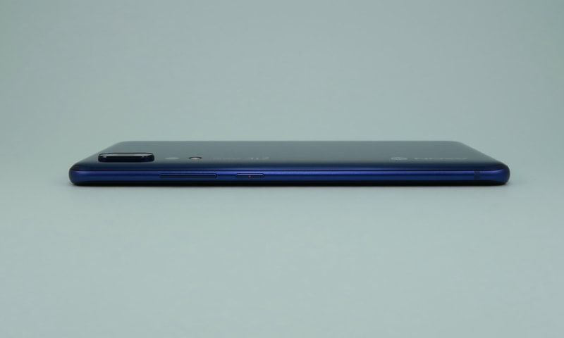 右側面はシーソー式の音量キー、電源キーを備える。電源キーの中央には丸いマークが付けられているが、突起や凹みではない
