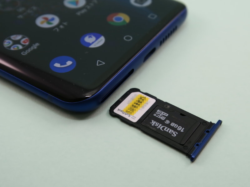 SIMカードトレイはピンで取り出すタイプ。microSDメモリーカードも装着可能