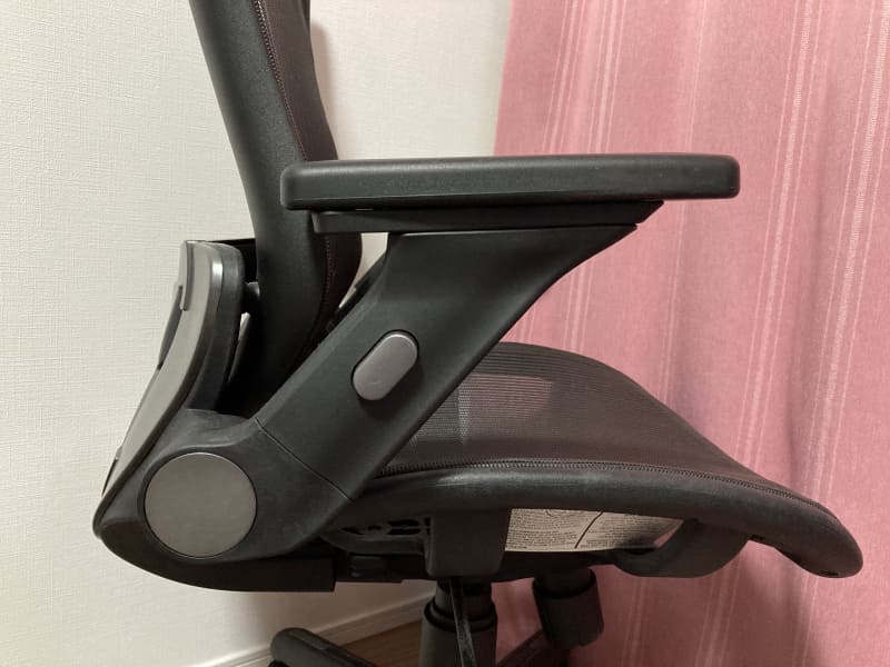 肘掛けの高さも変えられる。少ししか変わらないように見えるが、この調整は意外と大きい！　デスクの高さに合わせることができるので、これだけでも姿勢の悪さをかなり改善できる