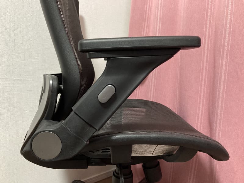 肘掛けの高さも変えられる。少ししか変わらないように見えるが、この調整は意外と大きい！　デスクの高さに合わせることができるので、これだけでも姿勢の悪さをかなり改善できる