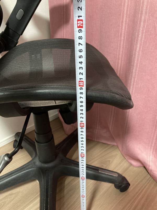 座面の高さ、最大（左）と最小（右）