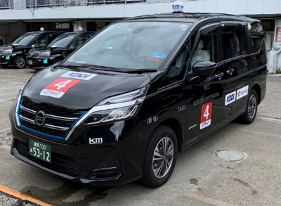 利用されるタクシー。前席と後席の間をビニールカーテンで仕切る