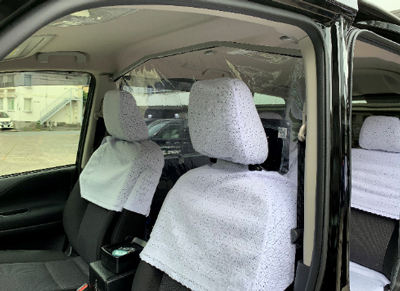 利用されるタクシー。前席と後席の間をビニールカーテンで仕切る