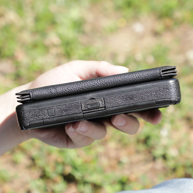 ソーラーパネルを折りたたんだイメージ