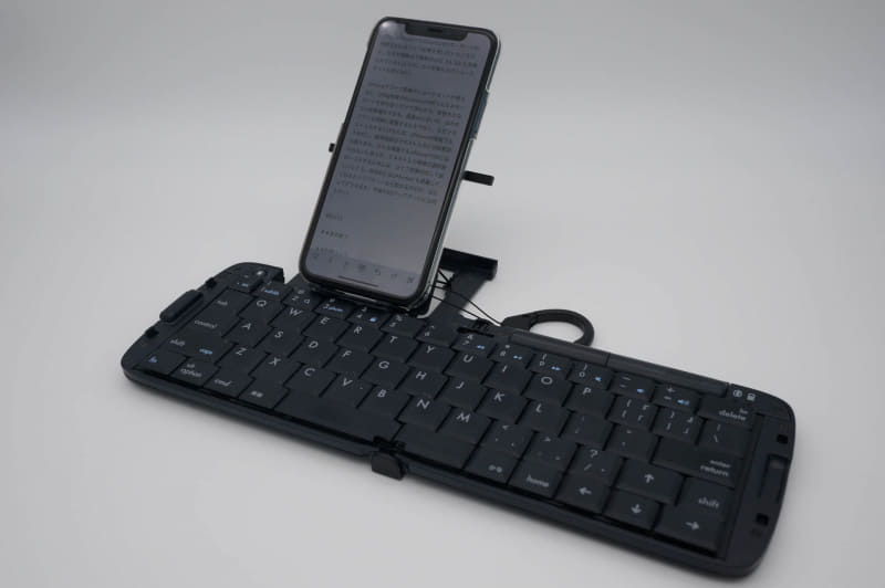 筆者が愛用しているREUDO社のBluetoothキーボード（廃盤製品）。アップル製品向けの配列や折りたたみ分割線のないデザインなど使い勝手の良い製品だが、実は基本は英語配列なので、上記のショートカットの半角英字変換操作に支障がある