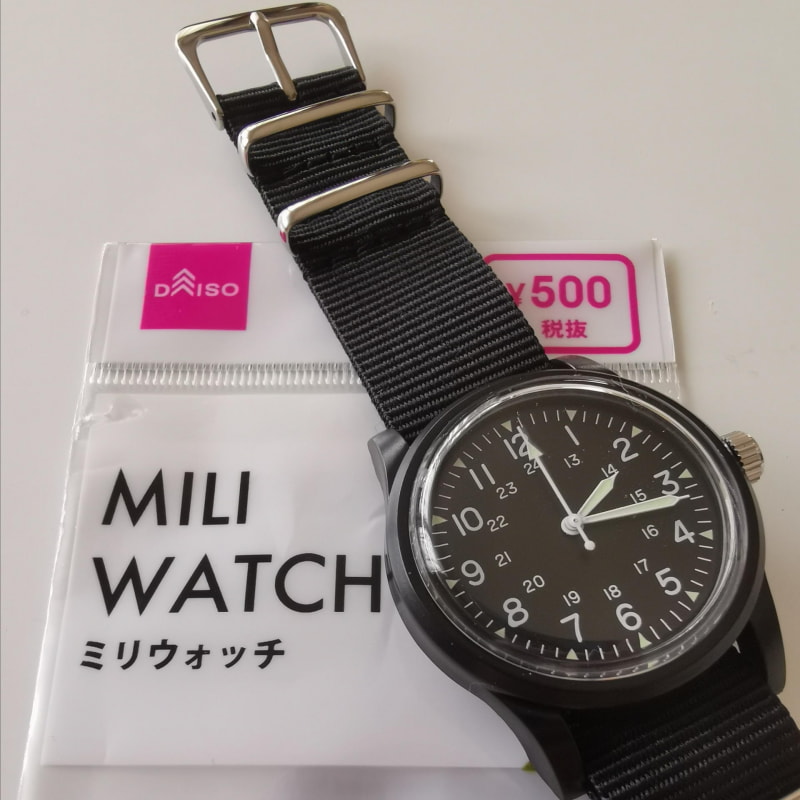今回ご紹介するダイソーミリウォッチは、その昔、米軍が複数のベンダーに納品させたシンプルな使い捨てミリタリーウォッチのレプリカ系腕時計だ