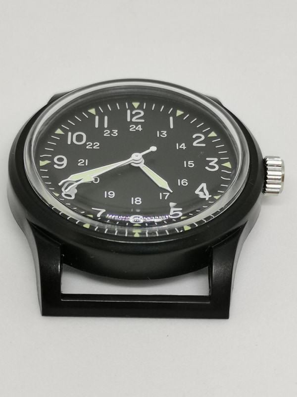 カレンダー機能も無く極めてシンプルでチープな腕時計だ