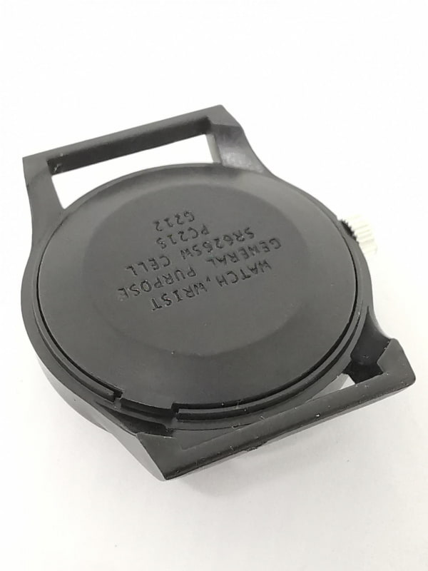 背面の蓋以外はオールプラスティックで軽量、装着感も負担にならない