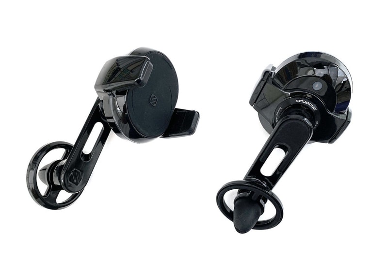 チャージャー本体。アーム部分やマウント部分は金属で頑丈そうな手触りだ。他は樹脂製だが、仕上げがキレイでバリなどは見当たらない。端末が当たる部分と車両に接触する部分には滑り止めラバーがある。