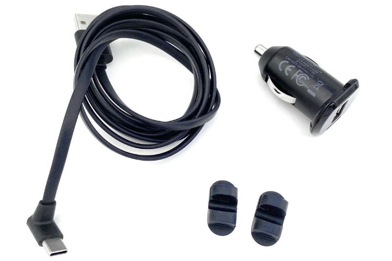 12V車用電源アダプター、フラットなUSBケーブル、USBケーブル用ワイヤークリップ（粘着剤付き)×2個も付属。12V車用電源アダプターの出力は、DC3.6〜6.5V時が3A、DC6.5〜9V時が2A、DC9〜12V時が1.5Aで、iPhone 8以降のiPhoneを最大7.5Wで高速ワイヤレス充電可能。ワイヤークリップはフラットUSBケーブルがちょうど通る形状になっていたり、USBケーブルの機器側がL字になっていたりして、細かいところまでよく配慮された作り。