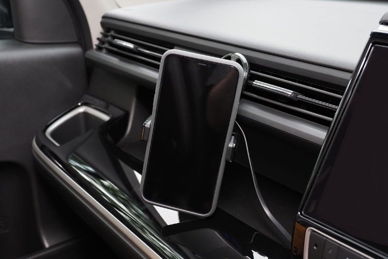 こんなふうにユーザーの方に画面を向けることもたやすい。アーム部分の動きにはある程度の抵抗感があるので、セットした向きなどが不意に変わってしまうようなこともない。