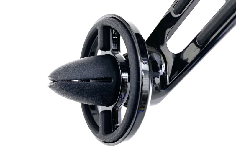 本体側のセット部。くちばしのようなカタチをしたゴム部品で、エアコンの吹き出し口のルーバーを挟んで固定する。