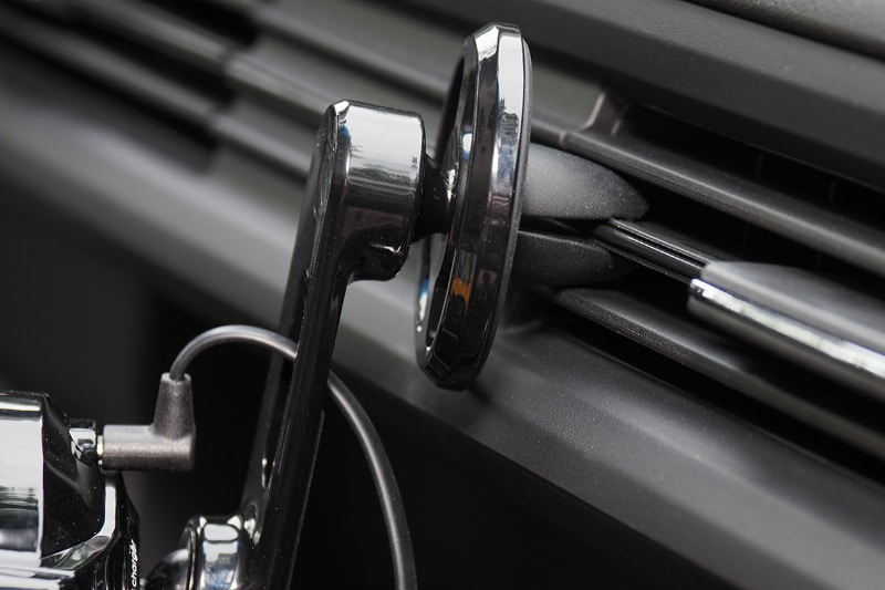 こんなふうにルーバーを挟んで固定。くちばしの隙間はかなり狭くて開く感じも硬いため、ルーバーへのセットが一苦労だが、その一方で安定的に固定できる。また、くちばしの手前側が太くなっているため、くちばしを押し込むほどに上下のルーバーからの圧がかかって固定力も強まる。