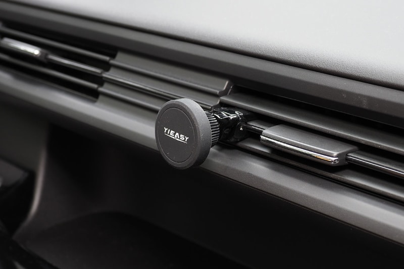 よくあるタイプのルーバー取り付け型・マグネット式のスマートフォンホルダー。エアコン吹き出し口からの空気を妨げてしまう。