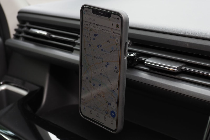 よくあるタイプのルーバー取り付け型・マグネット式のスマートフォンホルダー。エアコン吹き出し口からの空気を妨げてしまう。