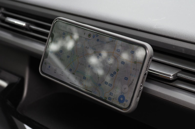 よくあるタイプのルーバー取り付け型・マグネット式のスマートフォンホルダー。エアコン吹き出し口からの空気を妨げてしまう。