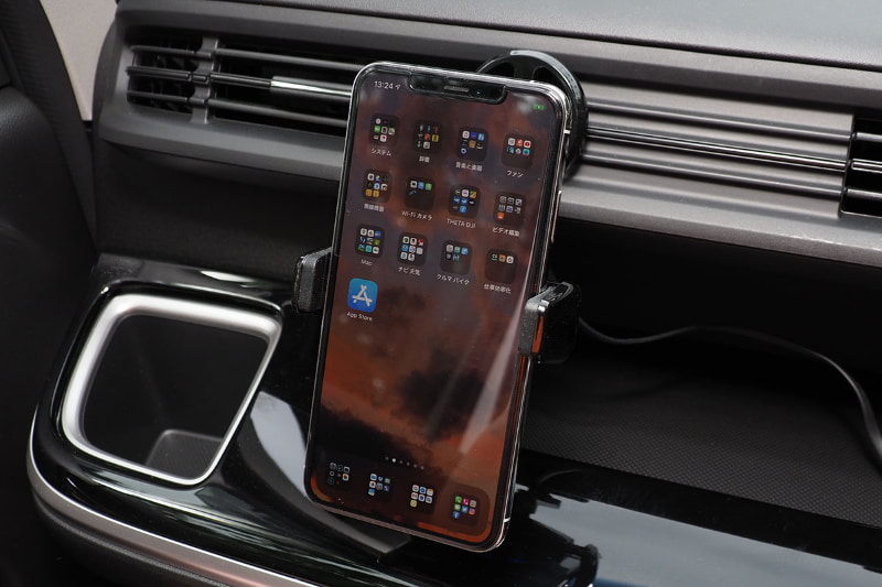 まずは吹き出し口の下の位置で。iPhone 11 Pro Maxの場合、端末が大きいので縦位置だと風の流れをちょっと妨げてしまう。端末とルーバーの間の距離がややあり、さらにこの車両の場合は吹き出し口の端にチャージャーを取り付けられたので、「盛大に妨げられる」という感じにはならなかった。