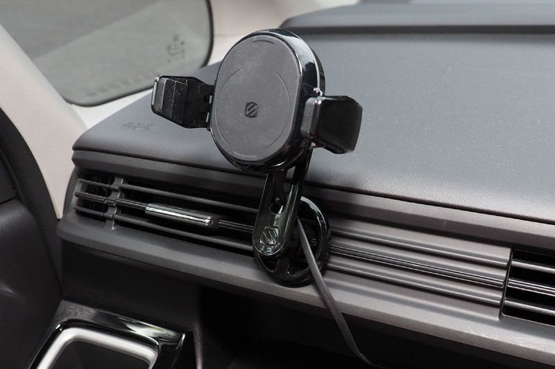 続いて吹き出し口の上の位置で。下の位置の取り付けた場合より、やや強めに空気の流れを妨げてしまう。やっぱりiPhone 11 Pro Maxの場合、縦位置だと多少は空気の流れが妨げられてしまうってわけですな。