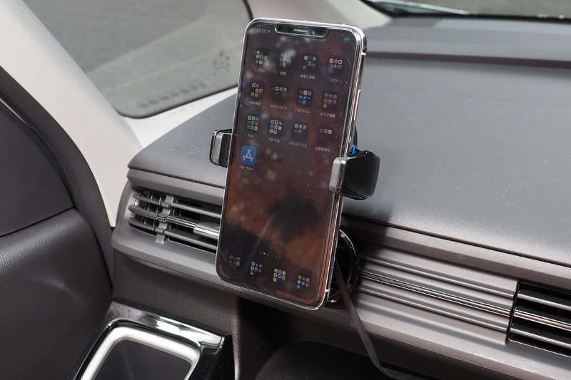 続いて吹き出し口の上の位置で。下の位置の取り付けた場合より、やや強めに空気の流れを妨げてしまう。やっぱりiPhone 11 Pro Maxの場合、縦位置だと多少は空気の流れが妨げられてしまうってわけですな。