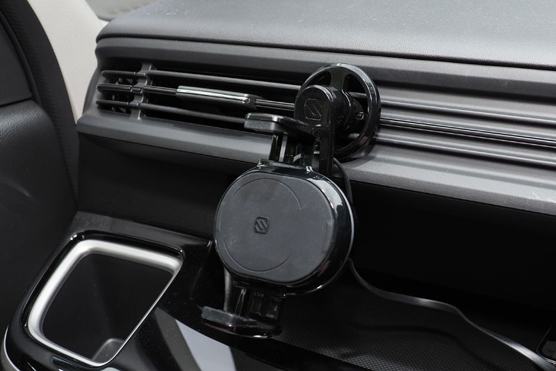 今度は横位置で。吹き出し口の下にセットすると、もう完全に空気の流れを妨げないって感じ。この車両の場合、この状態で吹き出し口の風向（左右)調節も行える。取り付け方によっては、風向の上下調節も可能。