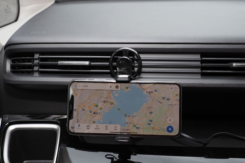 今度は横位置で。吹き出し口の下にセットすると、もう完全に空気の流れを妨げないって感じ。この車両の場合、この状態で吹き出し口の風向（左右)調節も行える。取り付け方によっては、風向の上下調節も可能。