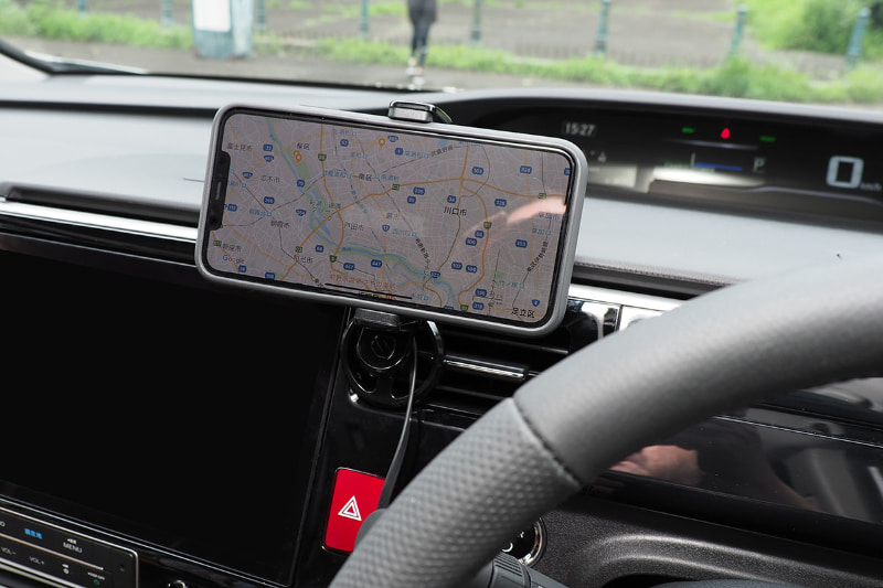 運転席近くのエアコン吹き出し口に横位置でセット。ホルダーの角度を調節でき、ドライバーの方に画面をしっかり向けられて実用的であり、エアコン吹き出し口からの空気も滞りなく流れるゼ!!!