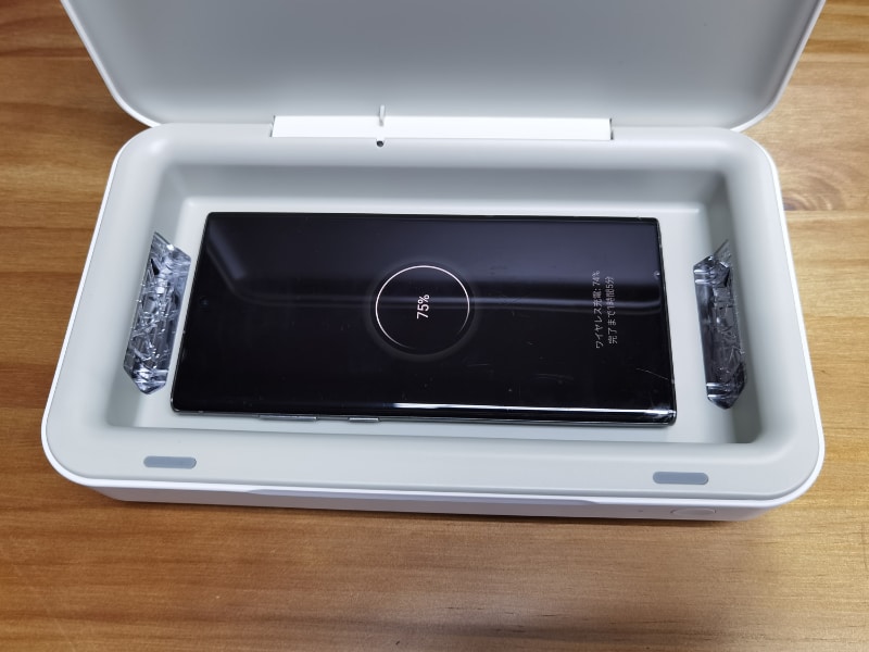 Galaxy Note10+を入れても余裕。すぐにワイヤレス充電が始まる