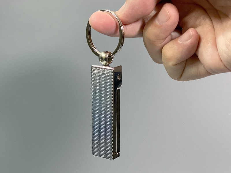 製品本体。長さが65mmと、キーホルダーにぶら下げるにはやや大柄