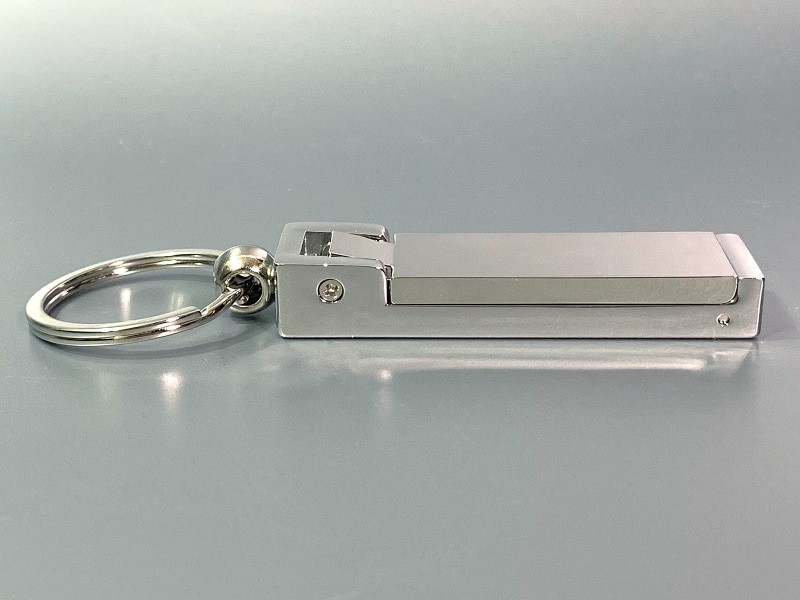 横から見るとフラットな形状をしている。厚みは約18mm