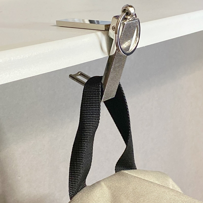 テーブルに設置してバッグを引っ掛けることが可能だ