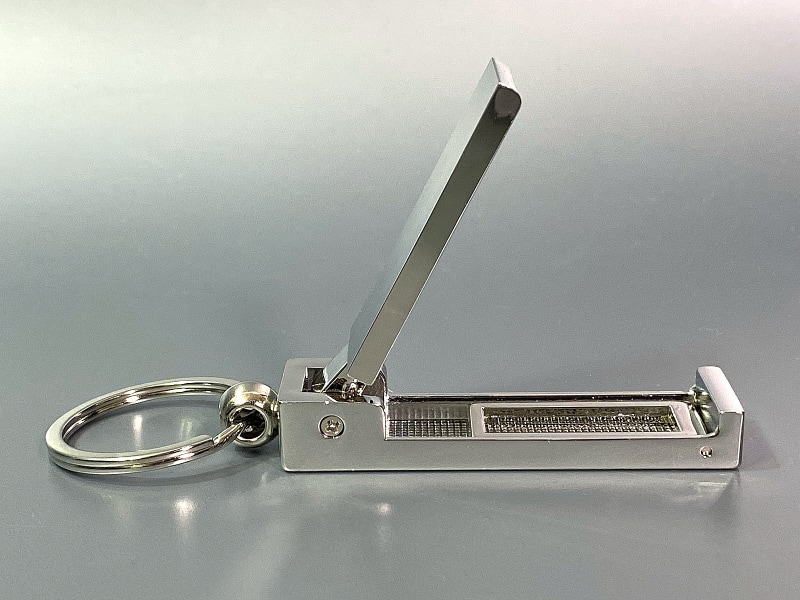 上部のバーだけを立てた状態でスマホスタンドとして使える