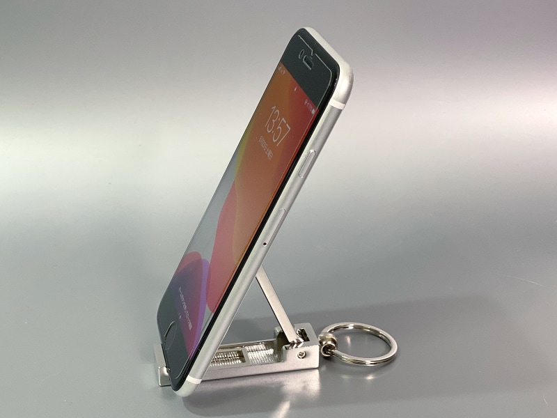 スマホを立てた状態。バッグフックとは排他利用になるが、重宝するケースもあるだろう