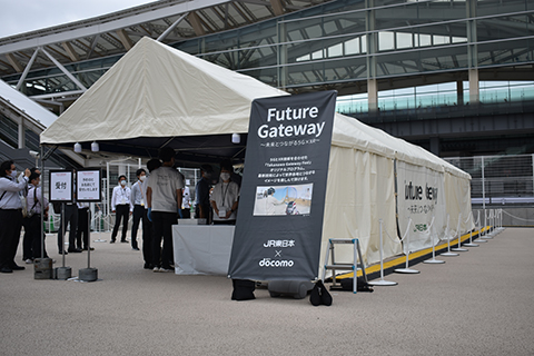 高輪ゲートウェイ駅前のイベント会場、入ってすぐの場所にドコモブースを構える