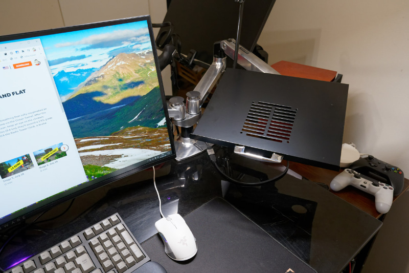 モニターアームに取り付けた