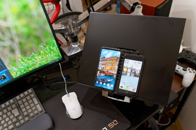 ノートパソコンの代わりにスマートフォンを置くのもアリ。快適な「マルチモニター」環境だ