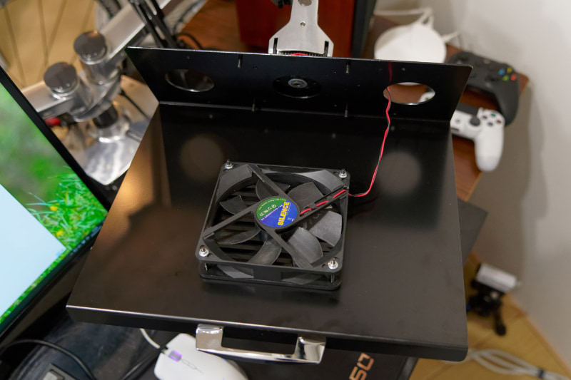 付属のネジとナットを使い、背面側にPCケース用のファンを取り付け