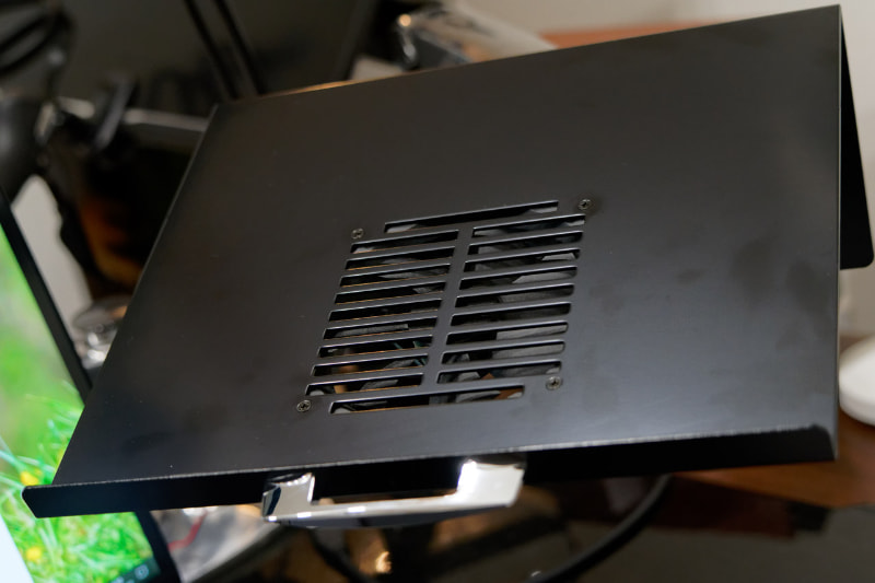 この場合はノートパソコン側から背面側に空気を吸い出すようにファンをセットするのが正しいと思われる