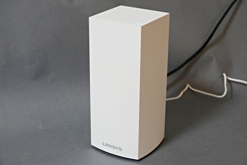 Linksys「Velop AX MX5300」。専門的な知識がなくても簡単にメッシュWi-Fi環境を構築できるという。もっとも、単体でも190平方メートルをカバーするのでよほどの豪邸でなければ1台で事足りそうだ