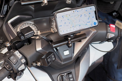 「REC MOUNT+」はデバイス（スマートフォンなど）のケースとマウントで構成されている。左はiPhone 11 Pro Max用のケースで、中央がモーターサイクル（オートバイ）用のマウントのひとつ。これらを組み合わせると手軽＆確実に、スマートフォンをモーターサイクルに装着できるというわけだ。