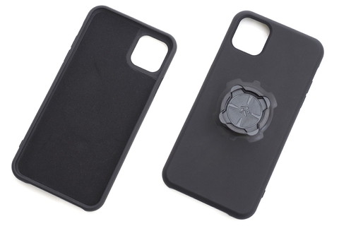 iPhone 11 Pro Max用のREC MOUNT+ケース。ケース背面に独自の凹マウントがある。このマウント機構、「<a href="https://k-tai.watch.impress.co.jp/docs/column/stapa/1160943.html" class="strong b">QUAD LOCK</a>」によ〜く似ている。が、凸マウントの爪の厚さと細部の構造が微妙に違うため、完全互換とは行かない。REC MOUNT+の凹マウントにQUAD LOCKの凸マウントを嵌め込むことは一応できるが、スムーズな脱着とはならず、マウント破損の可能性もあると思う。それ以前に、「REC MOUNT+は他社製マウントとの互換性はない」とメーカーが言い切っている。