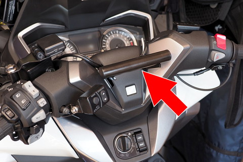 まずは「Moto マウント 6 クランプショートタイプ」を車両にセット。スクーターのハンドル手前に22.2mmのパイプがあるので、そこに（付属のゴムシムを併用して）装着した。ネジで動かせる関節がひとつあるので、スマートフォンの画面の向きの自由度は比較的に高い。右側に付き出ているのは端末を外したり回したりするときに使うレバー（ロック機構）。