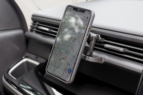 マウントにREC MOUNT+ケース入りのスマートフォンを装着した様子。マグネット式マウントでも十分な安定感が得られた。