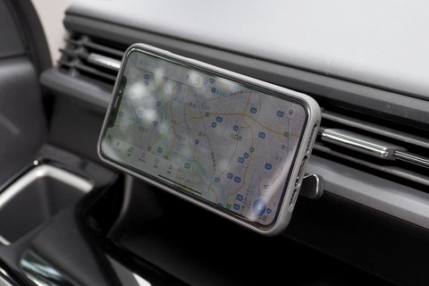 マウントにREC MOUNT+ケース入りのスマートフォンを装着した様子。マグネット式マウントでも十分な安定感が得られた。