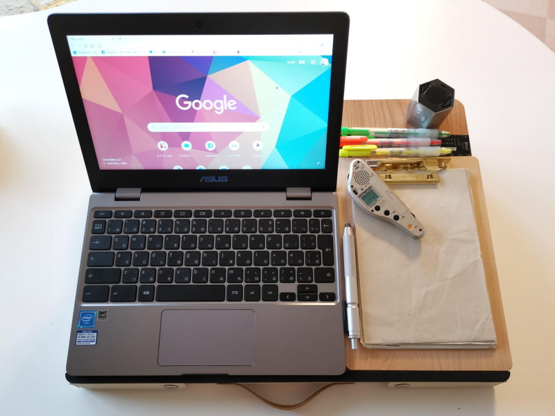 実際に使いそうなものを、ひとまず身近な学習台の上に置いてみよう