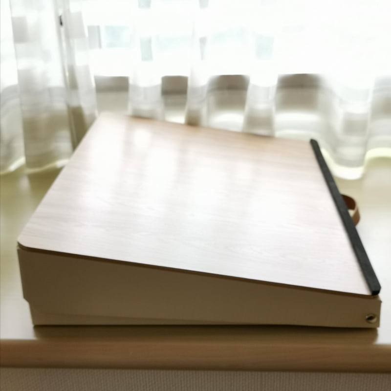 この傾斜10度がキー入力、首のうつむき加減をリリーフしてくれるようだ