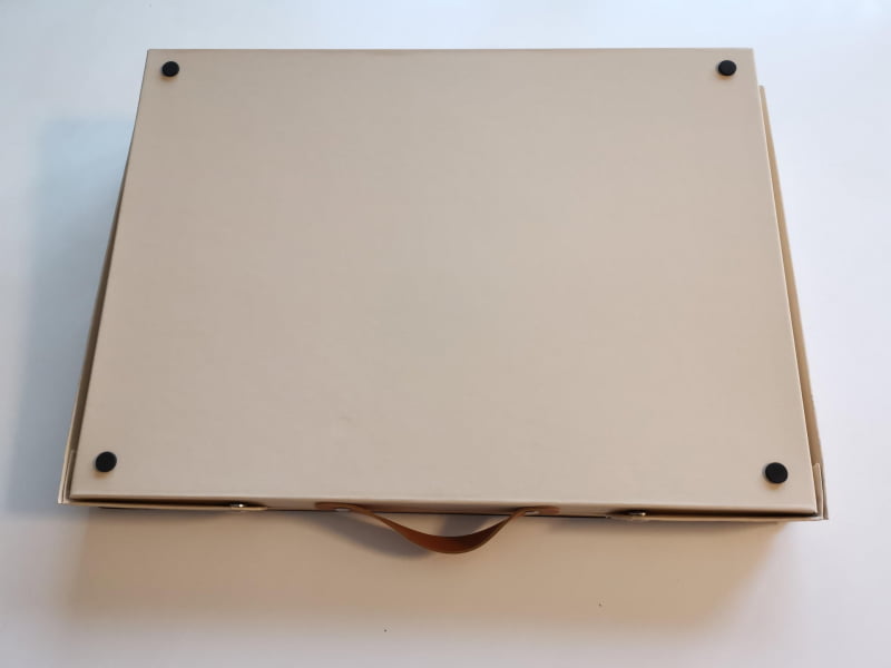 底面のコーナーには4個の滑り止めクッションテープが貼り付けられている